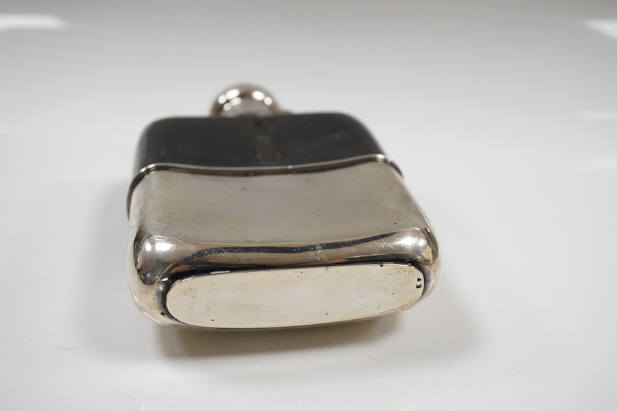 An Edwardian silver and leather mounted glass hip flask, by G & J W Hawksley, Sheffield, 1905/1906, 14.3cm, with engraved initials.